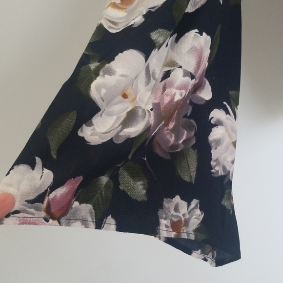 🎉Last 1🎉Floral Navy TopWith Tie Back - Picture 6 of 8